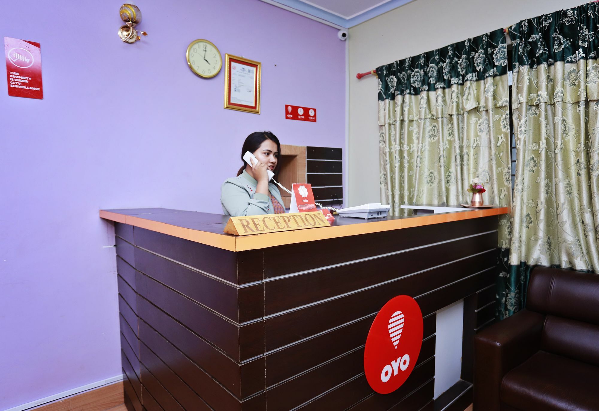 Oyo 575 Api Suites Pokhara Esterno foto