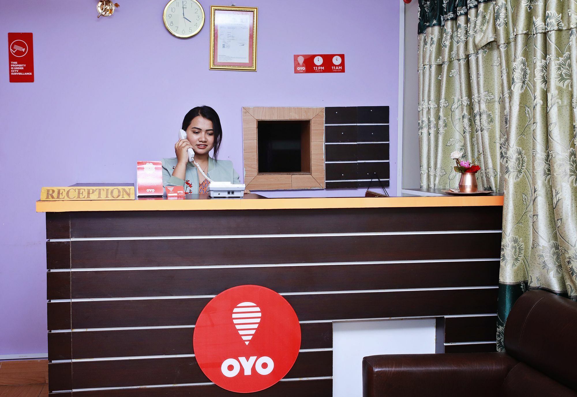 Oyo 575 Api Suites Pokhara Esterno foto