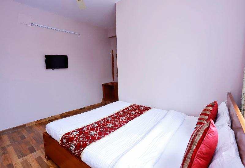 Oyo 575 Api Suites Pokhara Esterno foto
