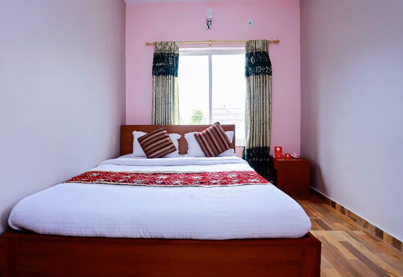 Oyo 575 Api Suites Pokhara Esterno foto