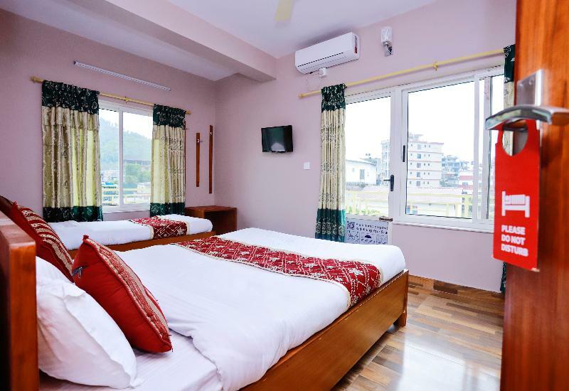 Oyo 575 Api Suites Pokhara Esterno foto
