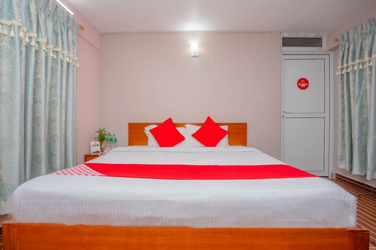 Oyo 575 Api Suites Pokhara Esterno foto