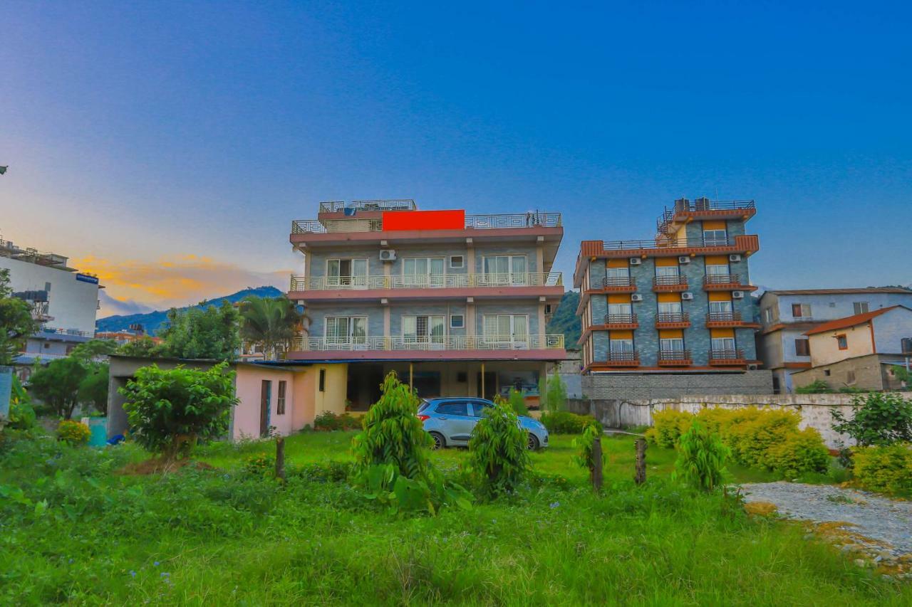 Oyo 575 Api Suites Pokhara Esterno foto