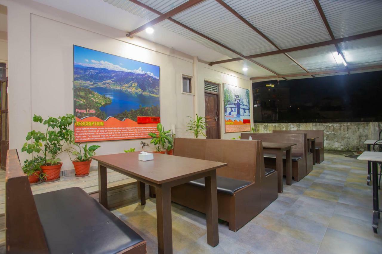 Oyo 575 Api Suites Pokhara Esterno foto