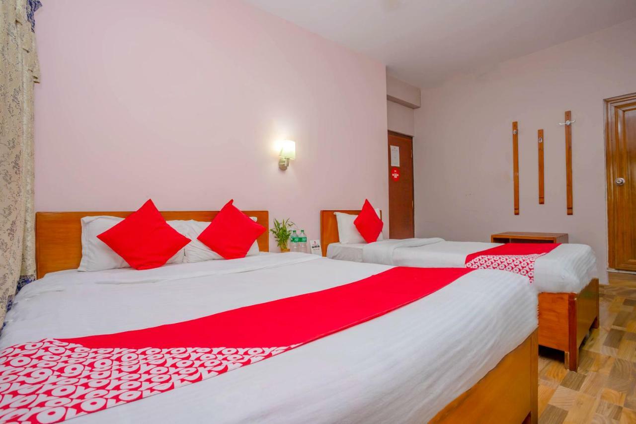 Oyo 575 Api Suites Pokhara Esterno foto
