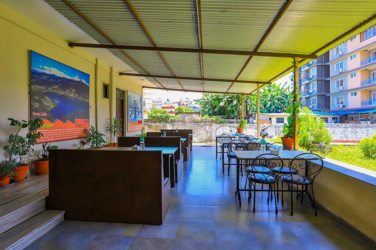 Oyo 575 Api Suites Pokhara Esterno foto