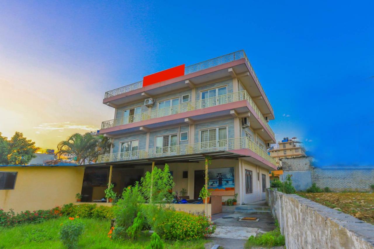 Oyo 575 Api Suites Pokhara Esterno foto