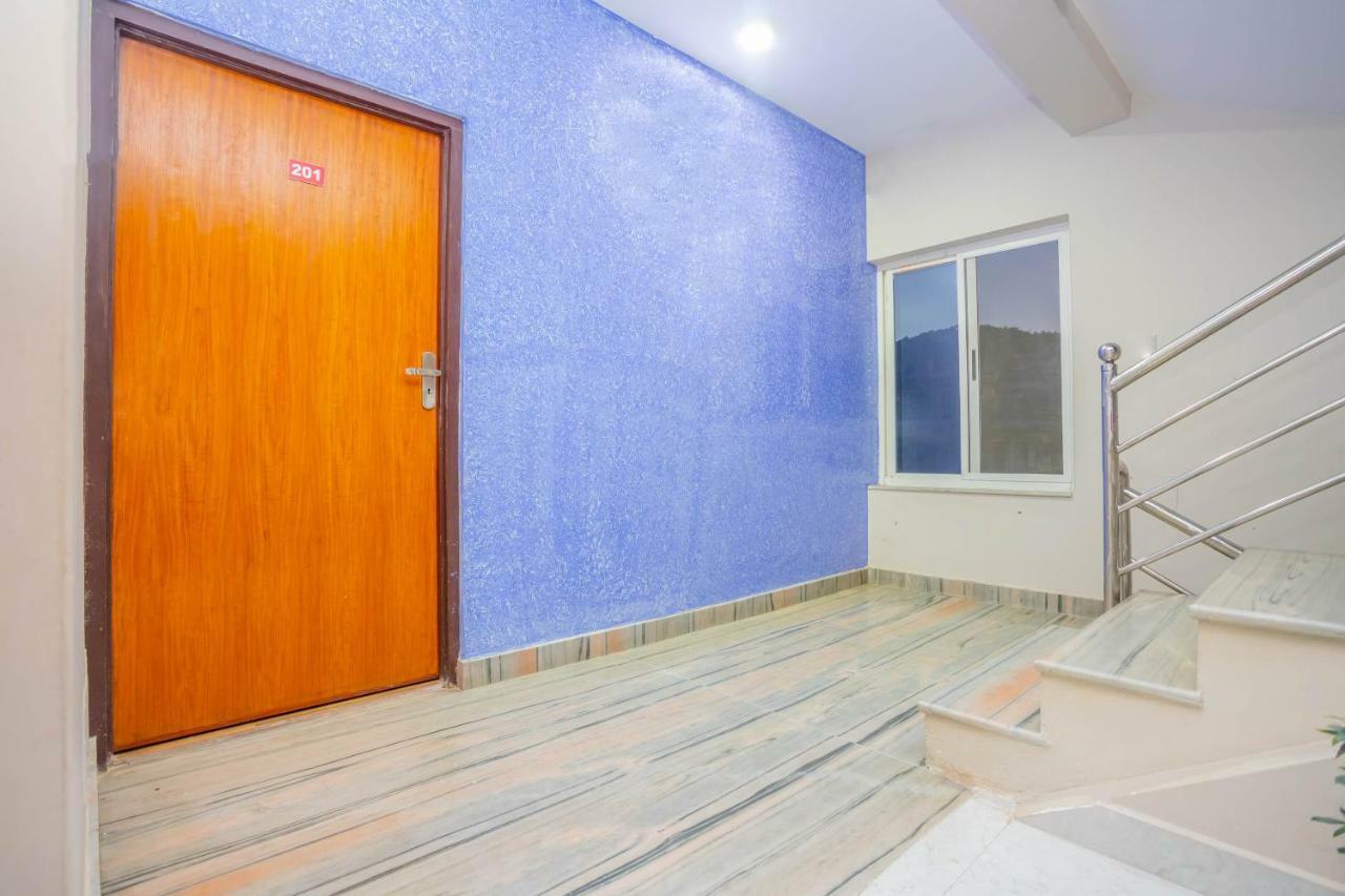 Oyo 575 Api Suites Pokhara Esterno foto