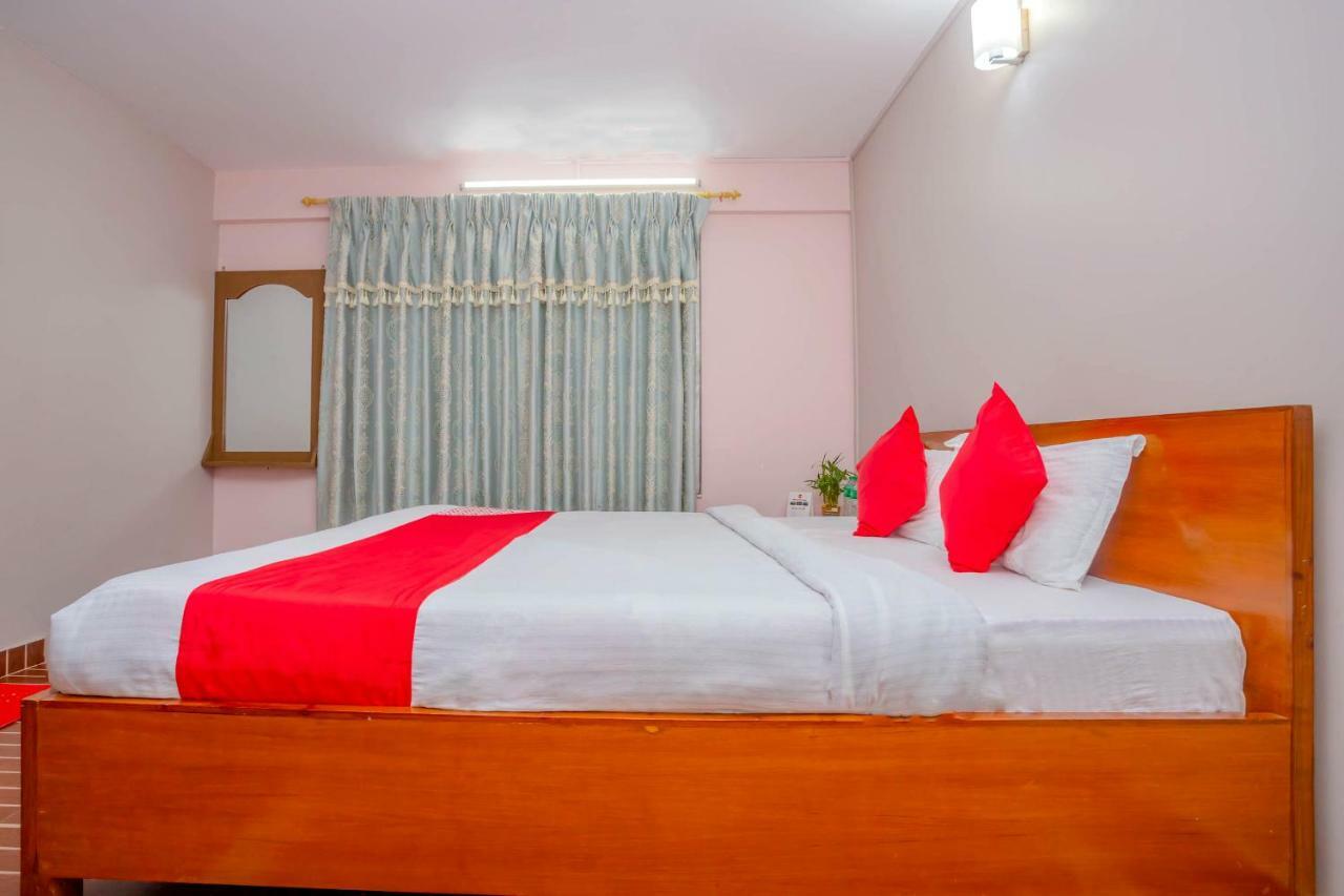 Oyo 575 Api Suites Pokhara Esterno foto