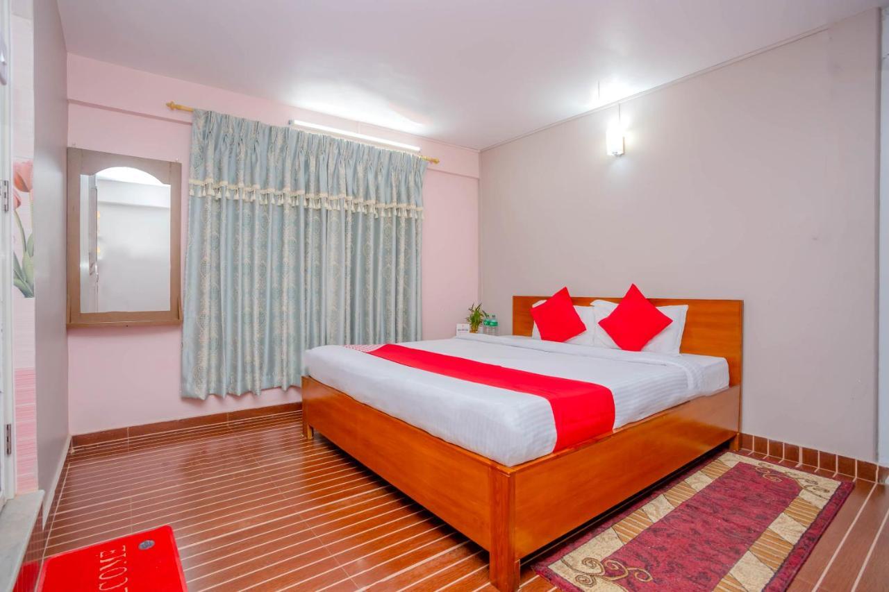 Oyo 575 Api Suites Pokhara Esterno foto