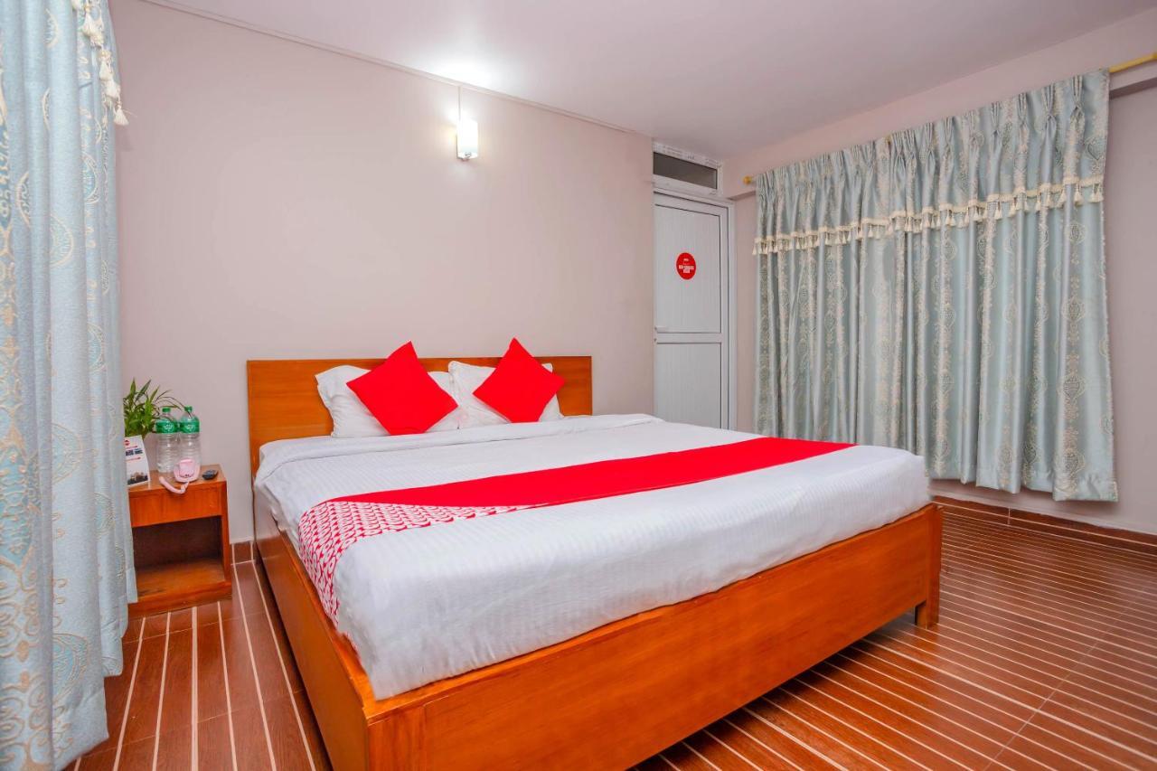 Oyo 575 Api Suites Pokhara Esterno foto